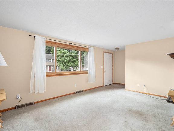 4th image of 32 Arapahoe Rd