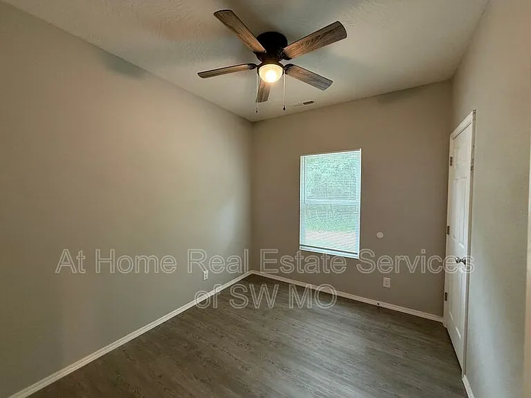 1080 S Mission Ave — Photo 6