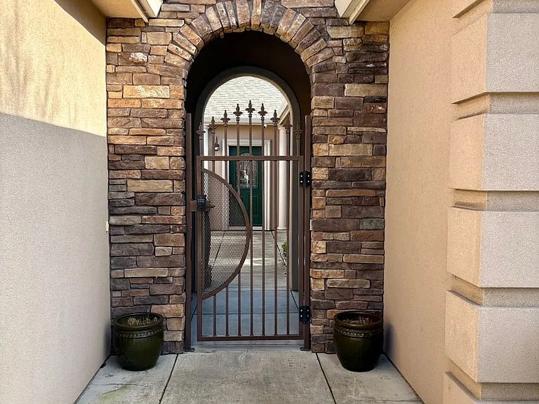 431 Stanford Ave — Photo 2