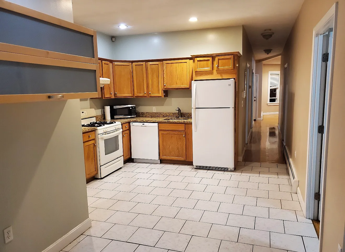3 bed, 1.5 bath, 1200 sqft, $3,000 — Photo 1