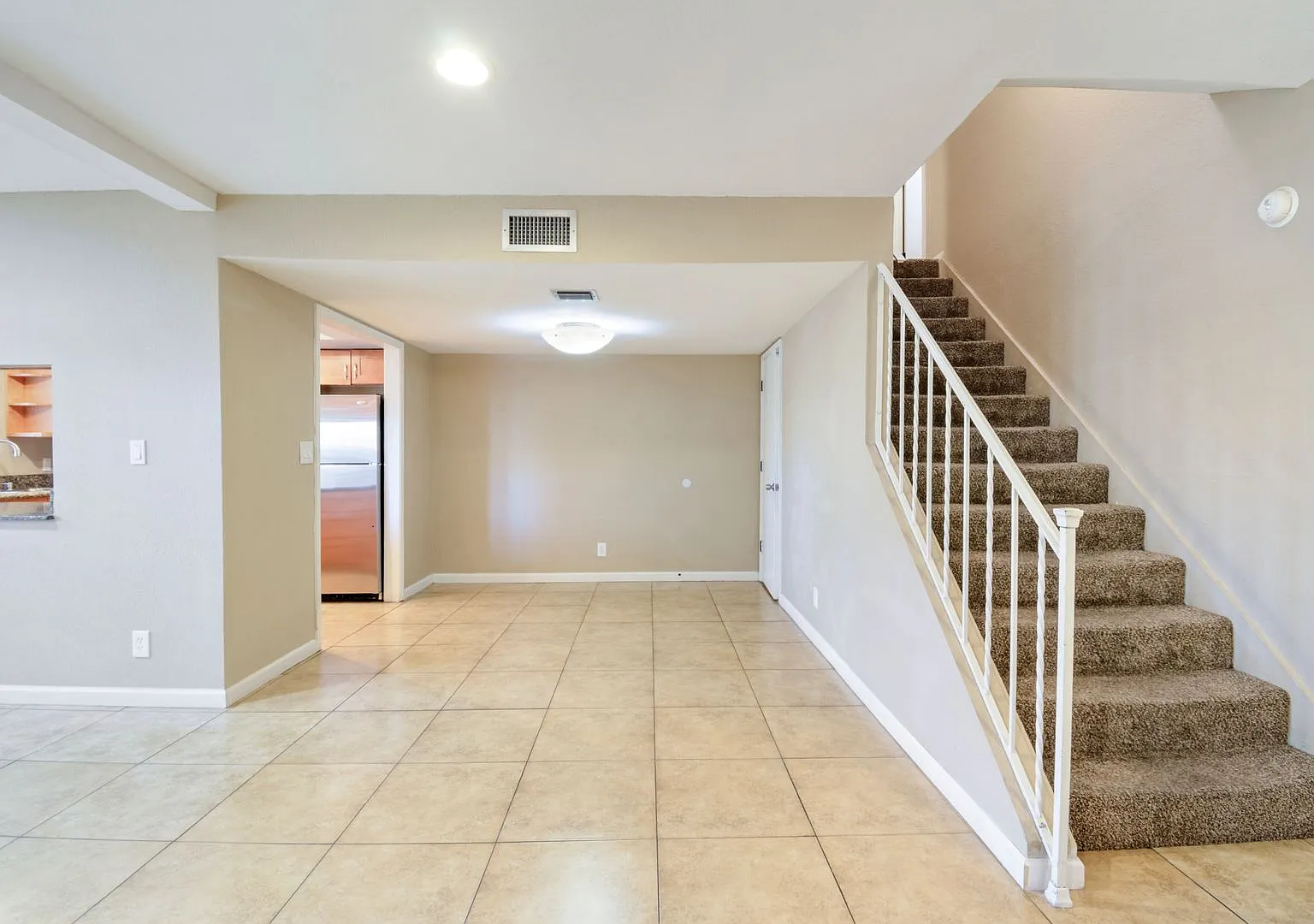 Great Updated, Remodeled Home, A/C, Community Pool, Covered Parking — Photo 2