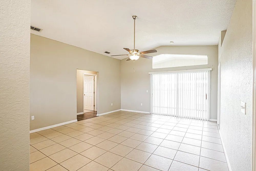 3 bed, 2.0 bath, 1265 sqft, $1,800 — Photo 4