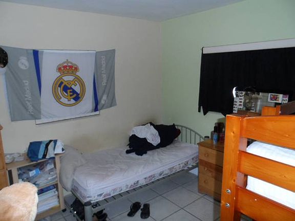 Large Bedroom (1)