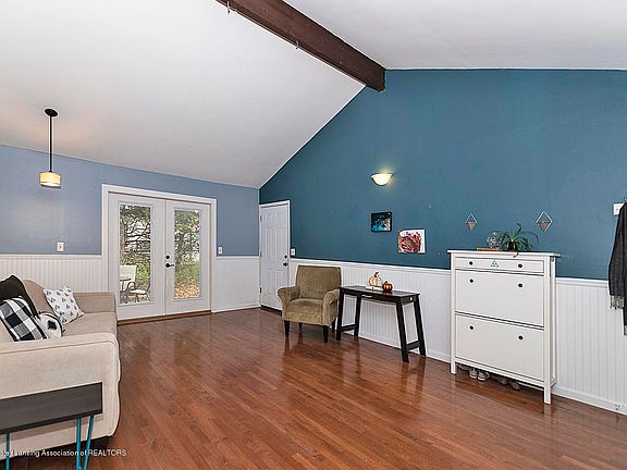 4th image of 2634 Roseland Ave