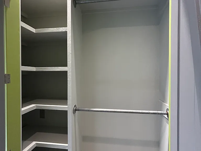 Closet bed 3/ office