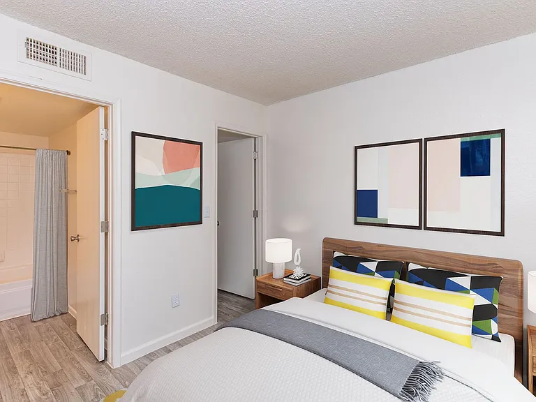 Garden Plaza Apartments — Photo 31