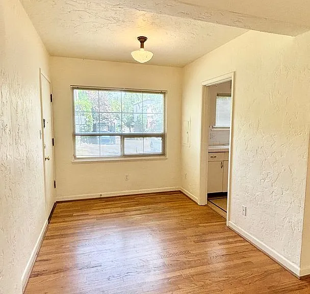 T0131 - Claremont Apartments — Photo 11