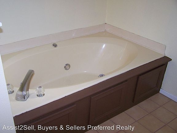 5th image of 2814 Carmel Dr