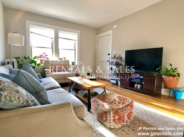 136 Arborway #2, Jamaica Plain, MA 02130