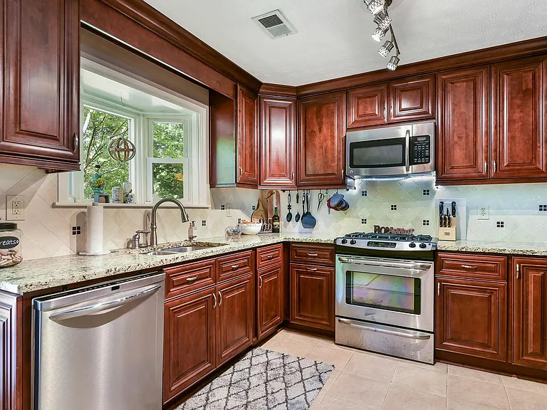 2598 Redfield Dr — Photo 9