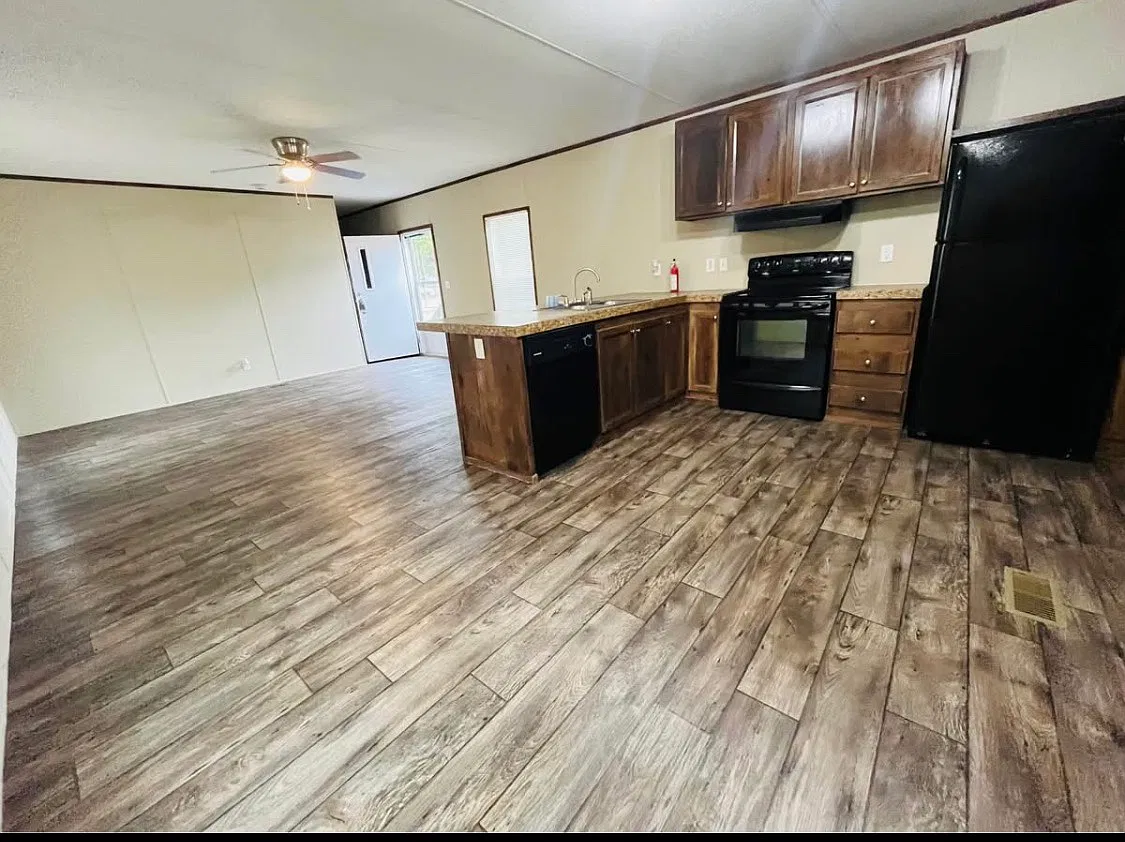 3 bed, 1216 sqft, $999 — Photo 3