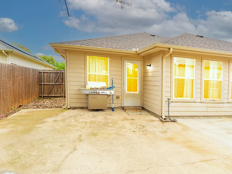 1906 Castaway Dr — Photo 29