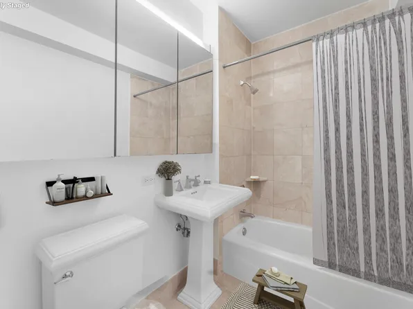 211 North End Avenue image 9 of 23