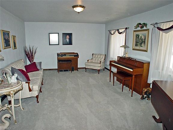 3rd image of 204 Sunrise Dr
