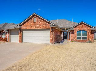 209 Highland Dr, Moore, OK 73160