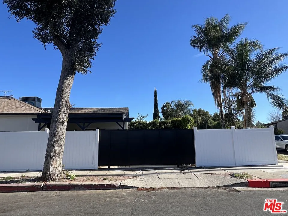 2 bed, 2.0 bath, 1100 sqft, $3,500 — Photo 2