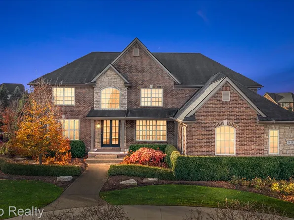 3625 N Century Oak Cir, Oakland, MI 48363