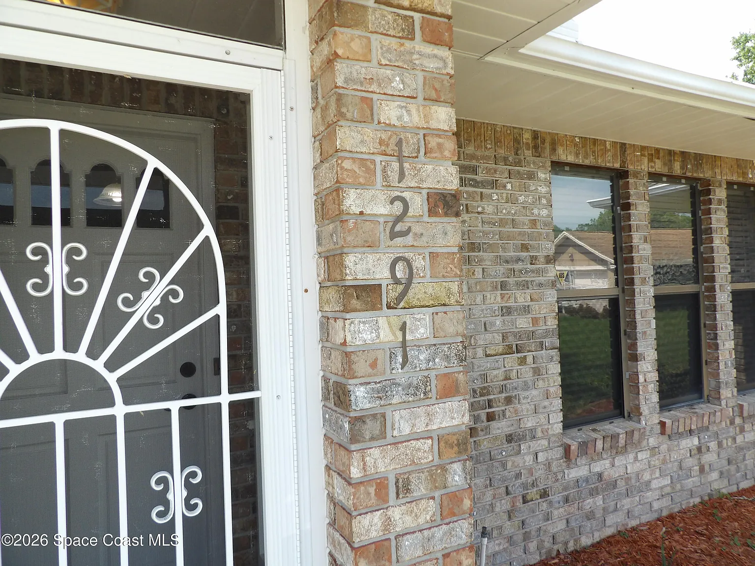3 bed, 2.0 bath, 1681 sqft, $2,300 — Photo 3