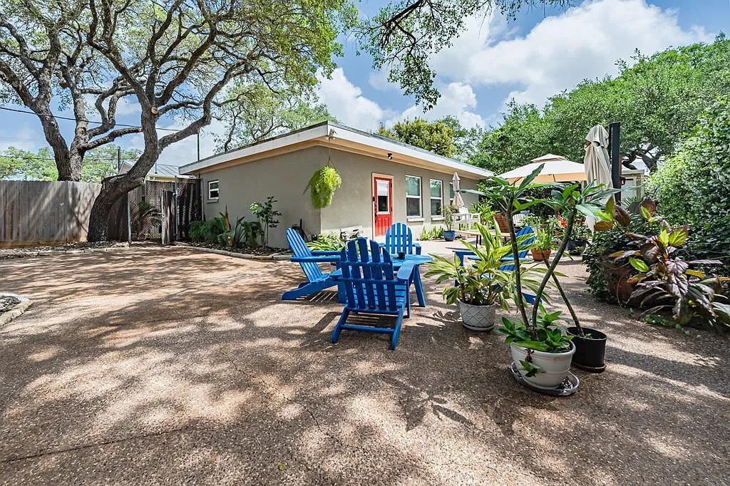 2 bed, 1.0 bath, 864 sqft, $2,000 — Photo 1