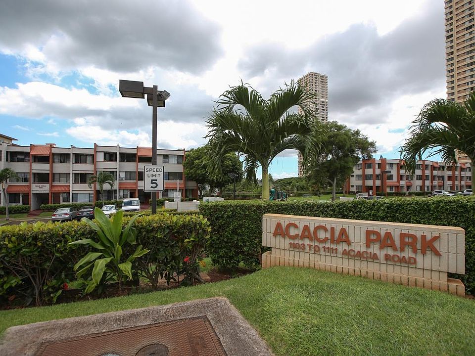 Entrance to Acacia Park