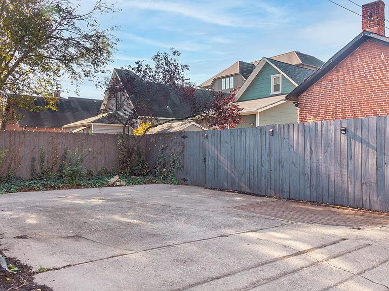 858 S Pearl St — Photo 2