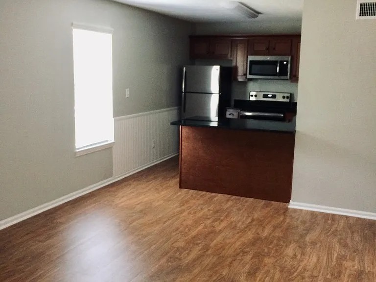 Essex Square Apartments — Photo 21