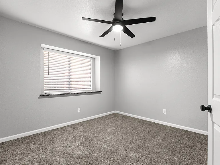 Redwood Cove Apartments — Photo 11