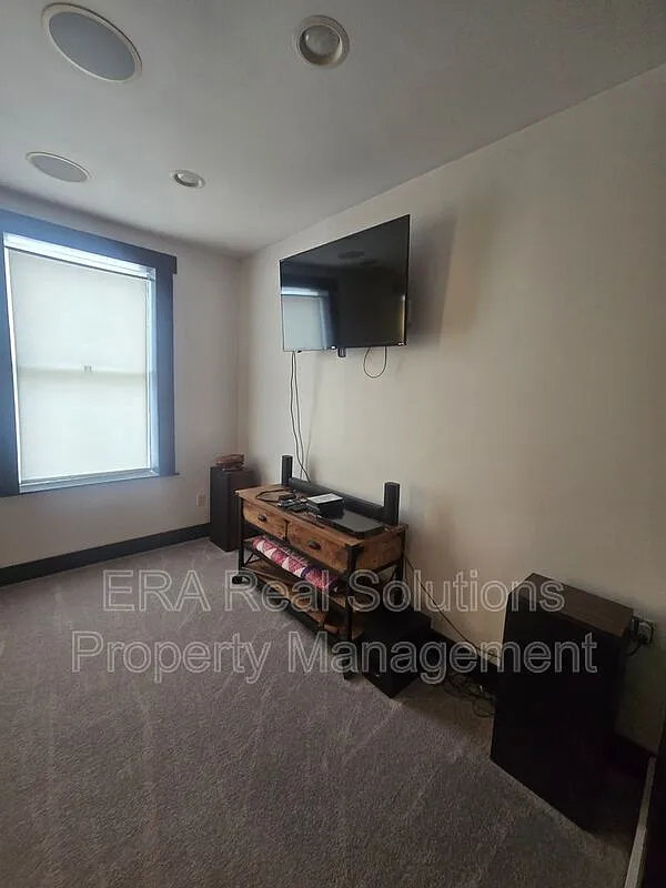 Studio, 1.0 bath, $925 — Photo 4