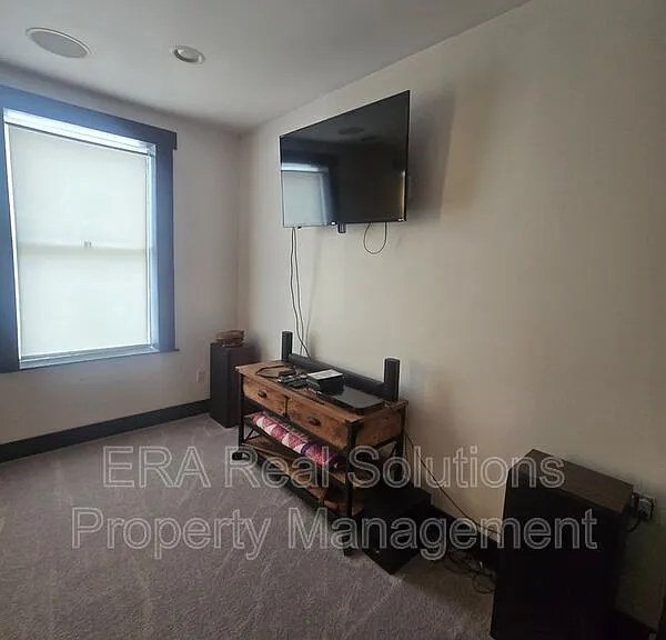 122A S High St — Photo 3