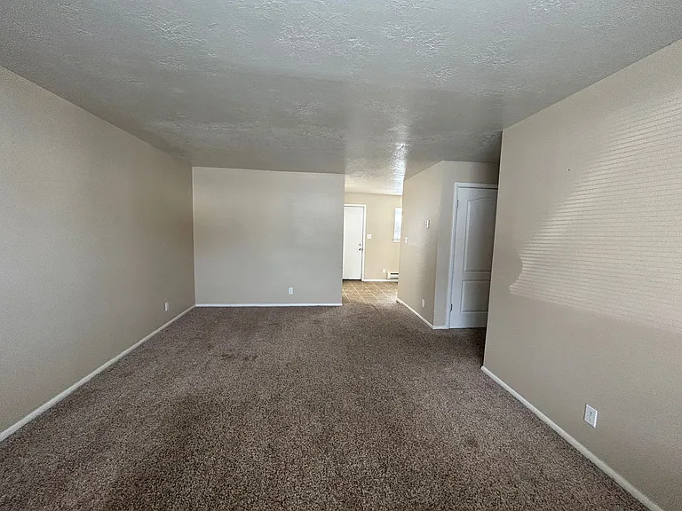 Main 819 S — Photo 11
