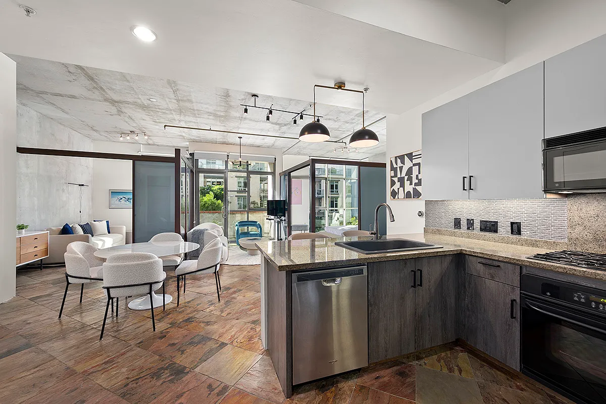 2 bed, 1094 sqft, $5,500 — Photo 1