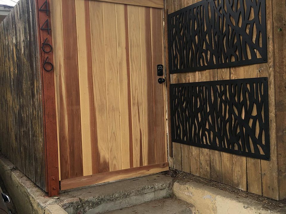 Separate entrance for 4466 Venice (rear unit)