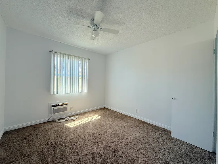 331 E Live Oak St #B — Photo 11