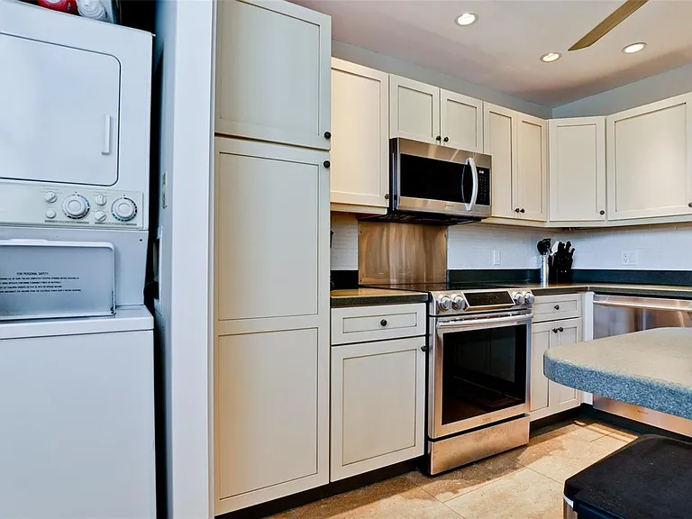 401 Palm Tree Dr — Photo 32