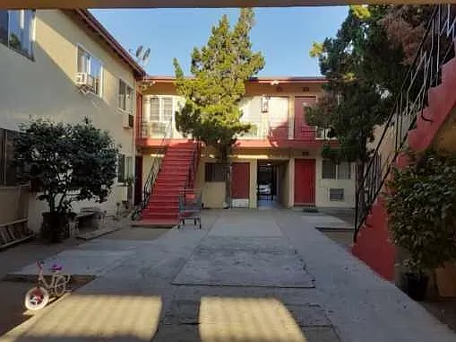 Charming, One Bedroom Apartment in Panorama City — Photo 3