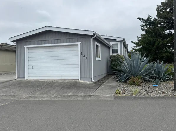 123 Crest Dr, Fortuna, CA 95540