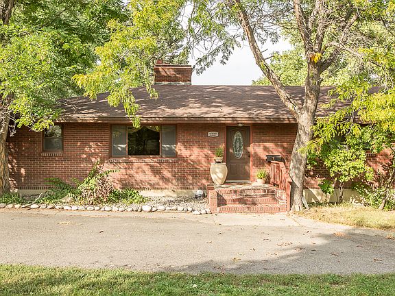 3rd image of 1227 Broadwater Ave