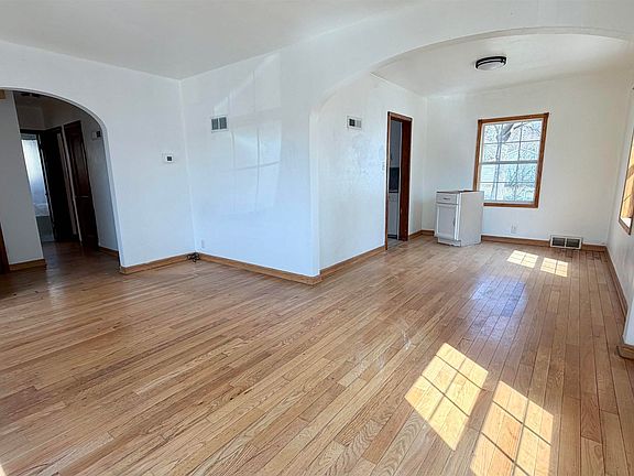 5th image of 711 Barton St