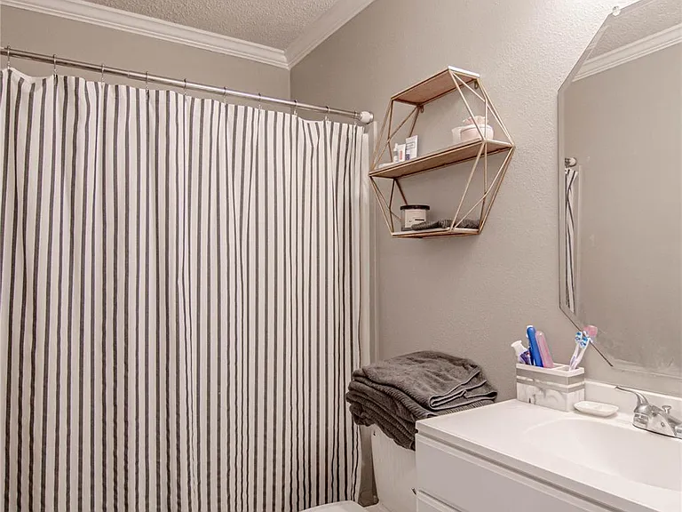 160 Varsity Dr — Photo 15