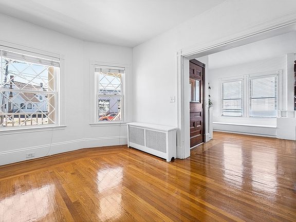 5th image of 546 Shirley St