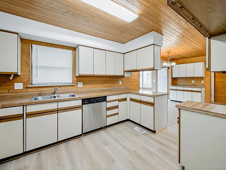 7580 Thornwood St — Photo 31