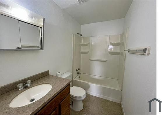 4th image of 975 Woodrow St #24