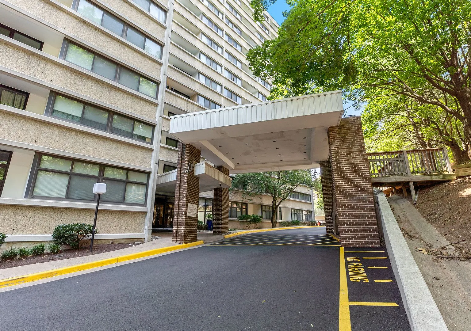Spacious 2BR Condo in the Heart of Alexandria | Prime Location & Great Amenities — Photo 1