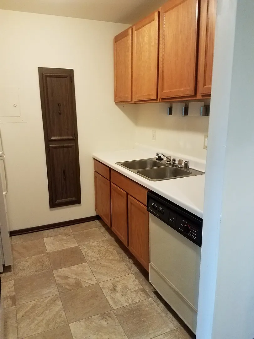 Courtyard Apartment Homes - 808 — Photo 3