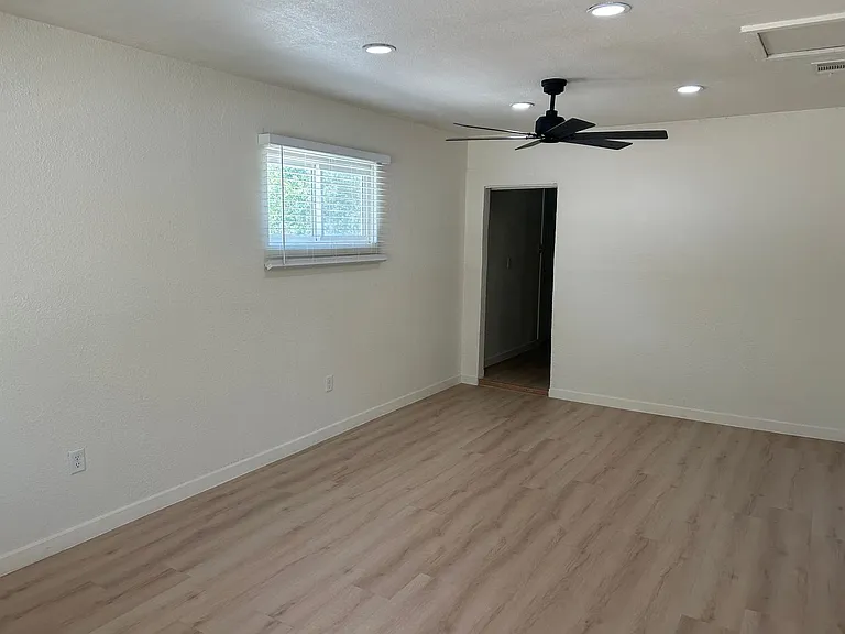 2405 E Dortha Ave — Photo 16