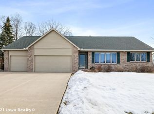 670 S 35th St, West Des Moines, IA 50265