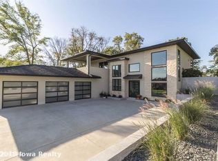 1848 Glen Oaks Dr, West Des Moines, IA 50266