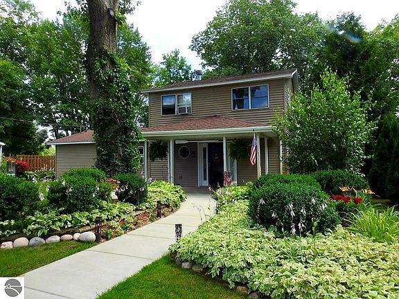3rd image of 4544 N Shore Dr NE