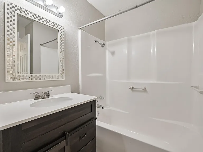 1501 Greenbrier Dr — Photo 16