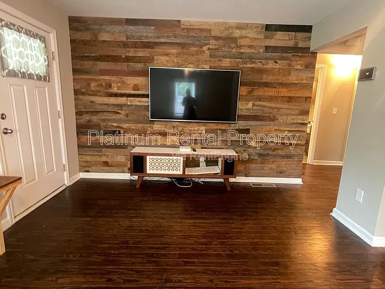 2706 White Oak Dr — Photo 5
